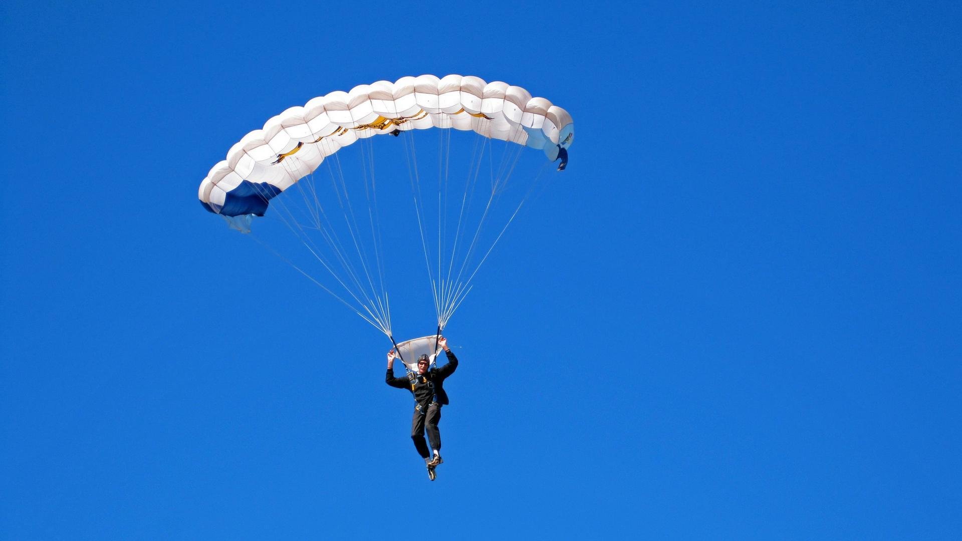 【现场采访】冠军运动员的心路历程与未来目标，采访冠军运动员的问题及回答